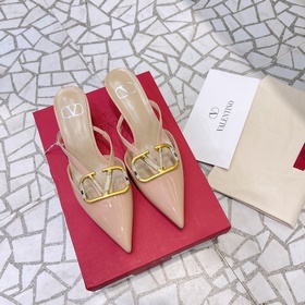 Valentino Большая V-образная пряжка на сандалиях из последней кол