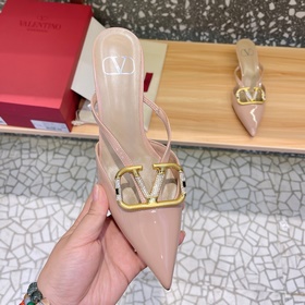 Valentino Большая V-образная пряжка на сандалиях из последней кол