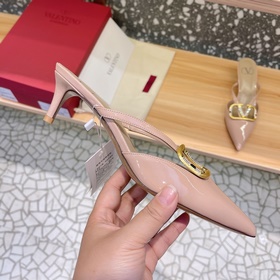 Valentino Большая V-образная пряжка на сандалиях из последней кол