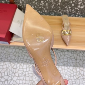 Valentino Большая V-образная пряжка на сандалиях из последней кол