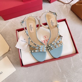 Новая коллекция летних сандалий VALENTINO мгновенно распродается