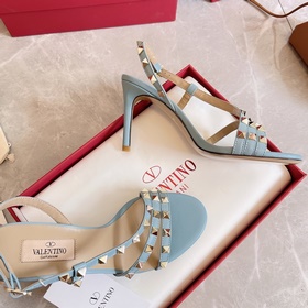 Новая коллекция летних сандалий VALENTINO мгновенно распродается 