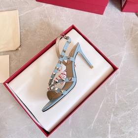Новая коллекция летних сандалий VALENTINO мгновенно распродается 
