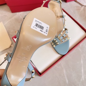 Новая коллекция летних сандалий VALENTINO мгновенно распродается 