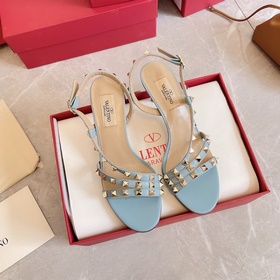 Новая коллекция летних сандалий VALENTINO мгновенно распродается 