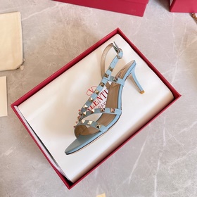 Новая коллекция летних сандалий VALENTINO мгновенно распродается 