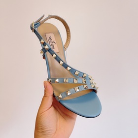 Новая коллекция летних сандалий VALENTINO мгновенно распродается 