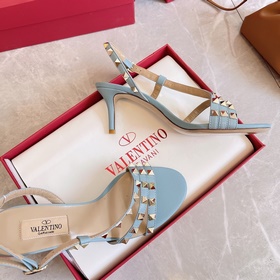 Новая коллекция летних сандалий VALENTINO мгновенно распродается 
