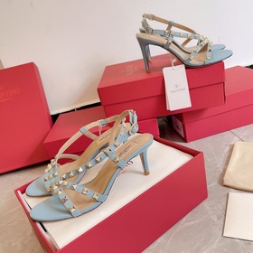 Новая коллекция летних сандалий VALENTINO мгновенно распродается 