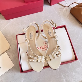 Новая коллекция летних сандалий VALENTINO мгновенно распродается