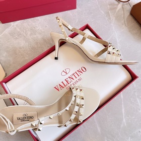 Новая коллекция летних сандалий VALENTINO мгновенно распродается 