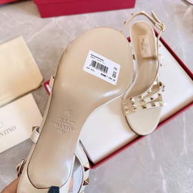 Новая коллекция летних сандалий VALENTINO мгновенно распродается 