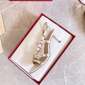 Новая коллекция летних сандалий VALENTINO мгновенно распродается 