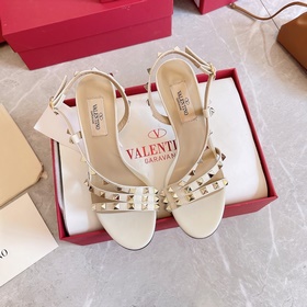 Новая коллекция летних сандалий VALENTINO мгновенно распродается 