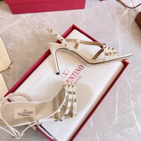 Новая коллекция летних сандалий VALENTINO мгновенно распродается 