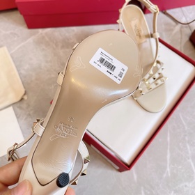 Новая коллекция летних сандалий VALENTINO мгновенно распродается 
