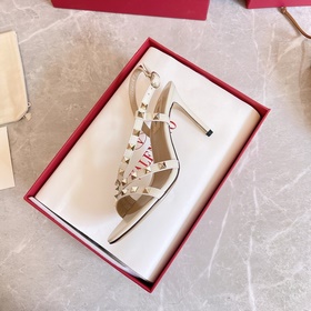 Новая коллекция летних сандалий VALENTINO мгновенно распродается 
