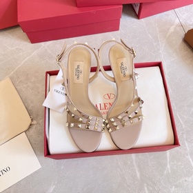 Новая коллекция летних сандалий Valentino мгновенно распродается