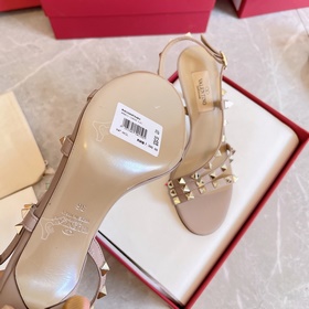 Новая коллекция летних сандалий Valentino мгновенно распродается 