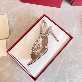 Новая коллекция летних сандалий Valentino мгновенно распродается 