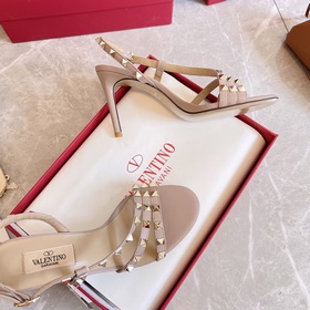 Новая коллекция летних сандалий Valentino мгновенно распродается 