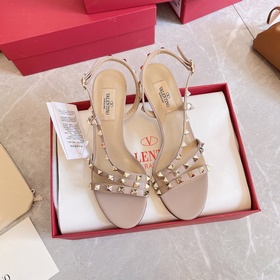 Новая коллекция летних сандалий Valentino мгновенно распродается 