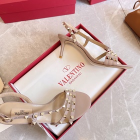 Новая коллекция летних сандалий Valentino мгновенно распродается 