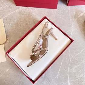 Новая коллекция летних сандалий Valentino мгновенно распродается 