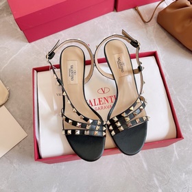 Valentino, новейшая весенняя коллекция сандалий с заклепками от V