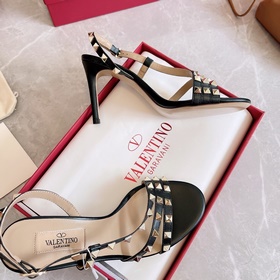 Valentino, новейшая весенняя коллекция сандалий с заклепками от V