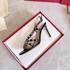 Valentino, новейшая весенняя коллекция сандалий с заклепками от V