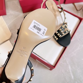 Valentino, новейшая весенняя коллекция сандалий с заклепками от V