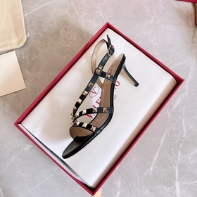 Valentino, новейшая весенняя коллекция сандалий с заклепками от V
