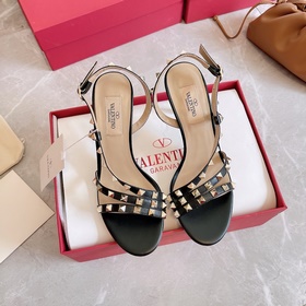 Valentino, новейшая весенняя коллекция сандалий с заклепками от V