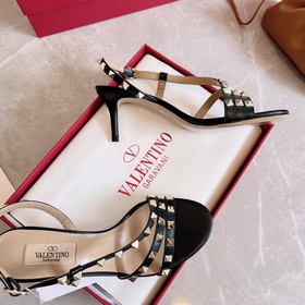 Valentino, новейшая весенняя коллекция сандалий с заклепками от V