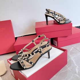 Valentino, новейшая весенняя коллекция сандалий с заклепками от V