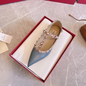 Valentino VT рекомендует эту модель туфель с заклепками. С момент