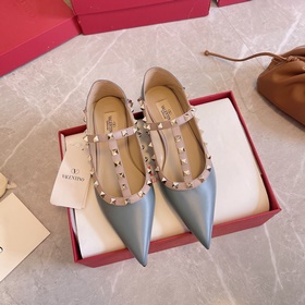 Valentino VT рекомендует эту модель туфель с заклепками. С момент