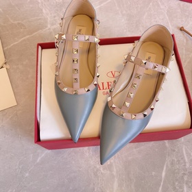Valentino VT рекомендует эту модель туфель с заклепками. С момент