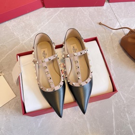 Valentino VT рекомендует эту модель туфель с заклепками. С момент