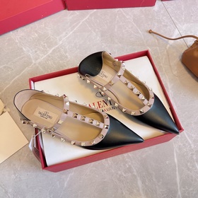 Valentino VT рекомендует эту модель туфель с заклепками. С момент