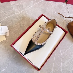 Valentino VT рекомендует эту модель туфель с заклепками. С момент
