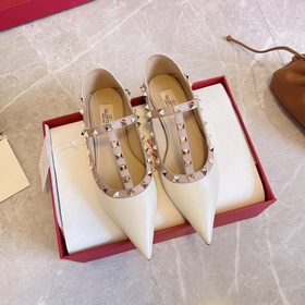 Valentino VT рекомендует эту модель туфель с заклепками. С момент