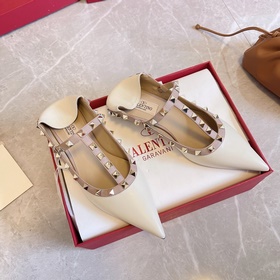 Valentino VT рекомендует эту модель туфель с заклепками. С момент
