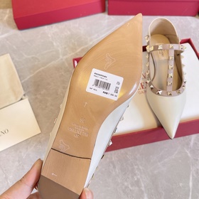 Valentino VT рекомендует эту модель туфель с заклепками. С момент