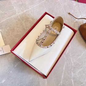 Valentino VT рекомендует эту модель туфель с заклепками. С момент