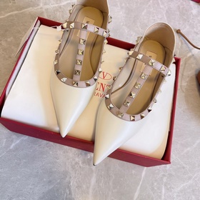 Valentino VT рекомендует эту модель туфель с заклепками. С момент