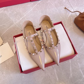 Valentino BT рекомендует эту модель туфель с заклепками. С момент