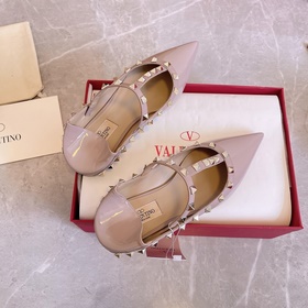 Valentino BT рекомендует эту модель туфель с заклепками. С момент
