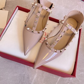 Valentino BT рекомендует эту модель туфель с заклепками. С момент